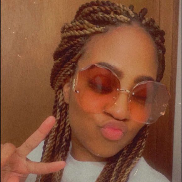 Meet your Posher, Divine - Picture 1 of 1